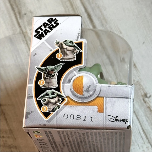 Mandalorian The Child Figure - Picture 8 of 9